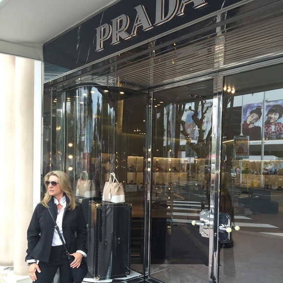 Designer Enthusiast | Wellness Coach | Lover of Timeless Style - Picture 1 of 1